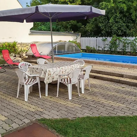 Nice In W/ Outdoor Swimming Pool, Outdoor Swimming Pool And 2 Bedrooms *